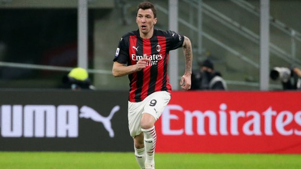 Mario Mandzukic también batalla con la maldición del '9' en el Milan