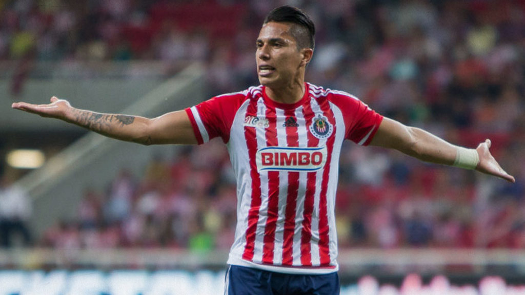 Carlos Salcedo duró poco en Chivas antes de su aventura europea