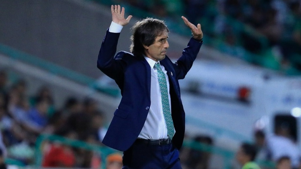 Guillermo Almada, con futuro incierto en Santos Laguna