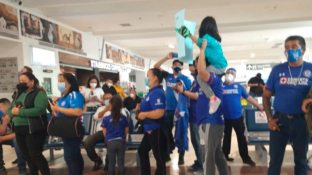 Jugadores de Cruz Azul rompen protocolos en su llegada a Juárez