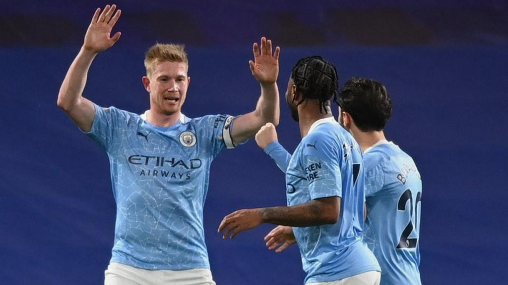 Kevin De Bruyne con Raheem Sterling y Bernardo Silva