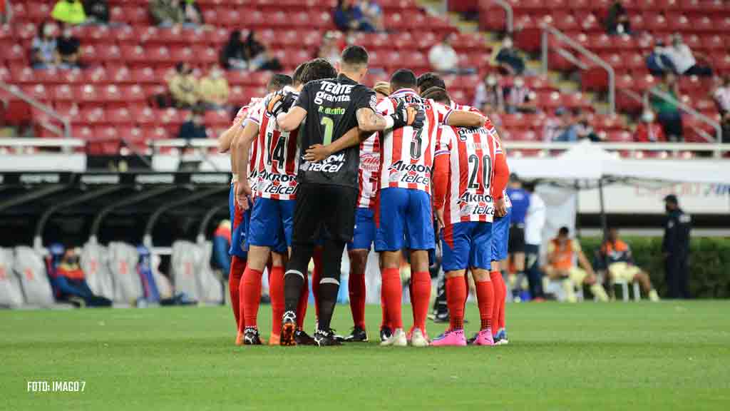 La posible alineación titular de Chivas contra Santos