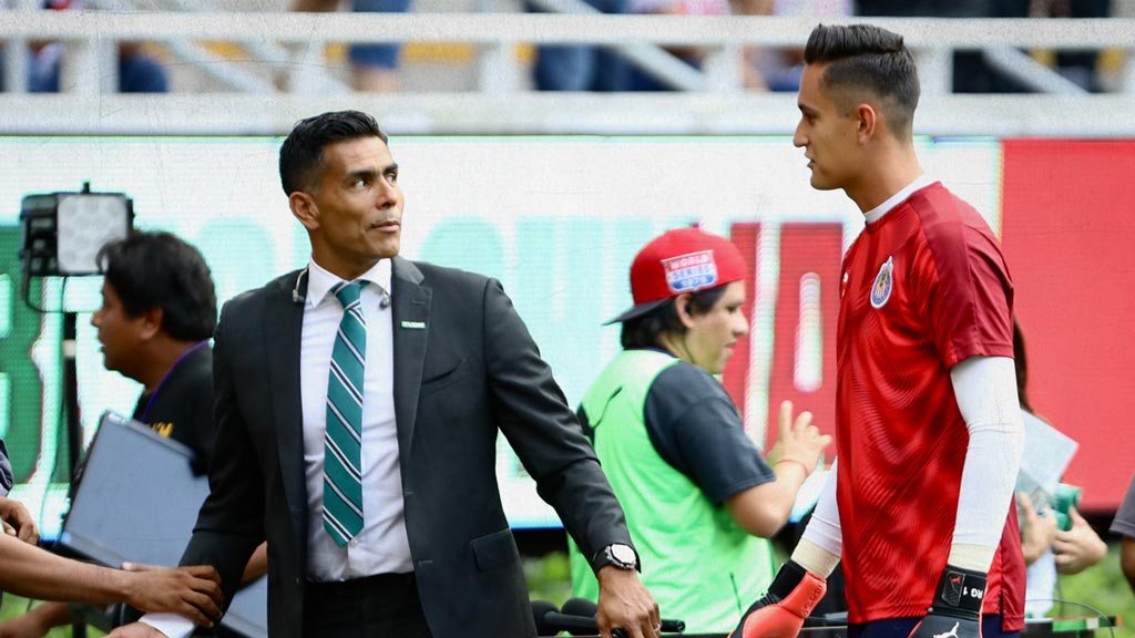 Oswaldo Sánchez con Raúl Gudiño, pasado y presente de la portería de Chivas