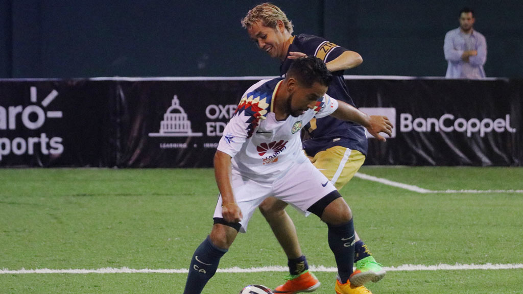 'Parejita' López en un partido de futbol Indoor vistiendo la camiseta de Pumas