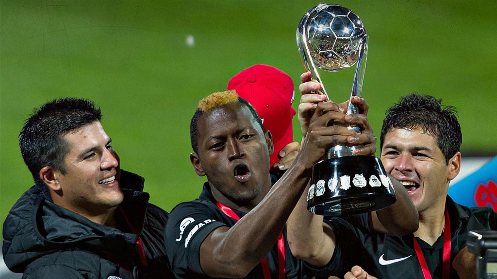 Pablo Aguilar cuando levantó el trofeo con Xolos de Tijuana