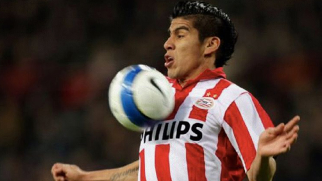 Carlos Salcido

En el 2006 se marchó al PSV Eindhoven de Holanda y posteriormente jugó en la Premier League con el Fulham F. C. Ganó dos títulos de Eredivisie y una Supercopa de Holanda en su paso por el Viejo Continente. 
