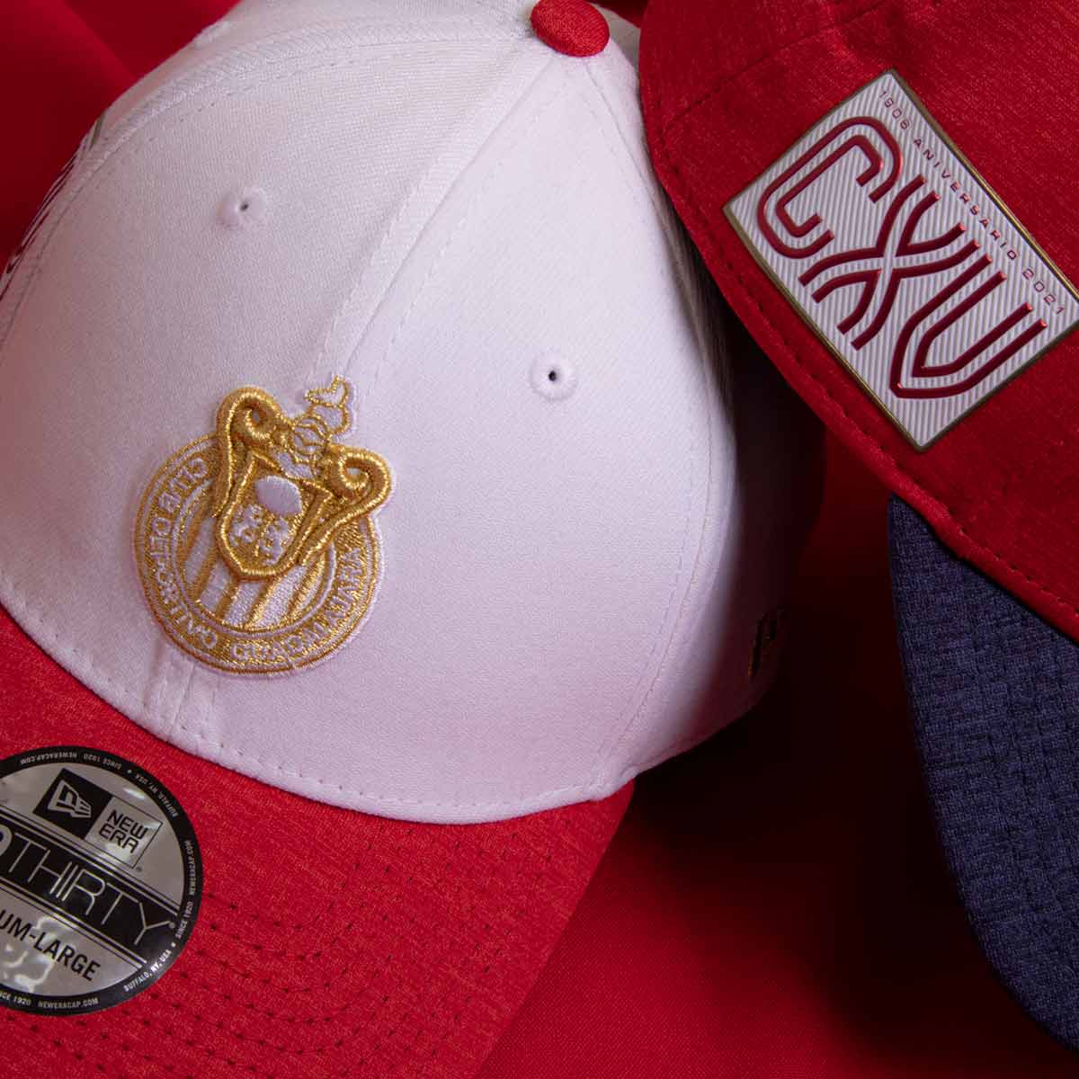 Chivas no deja de celebrar sus 115 años de historia, ahora con la nueva colección de gorras New Era, conmemorativas por dicho aniversario.