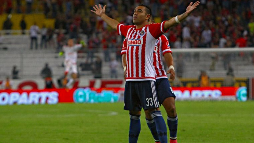 Marco Fabián jugando con las Chivas