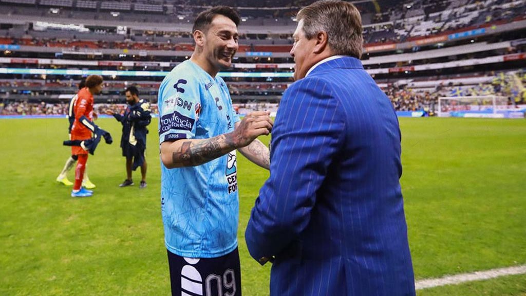 Miguel Herrera con Rubens Sambueza en un reencuentro