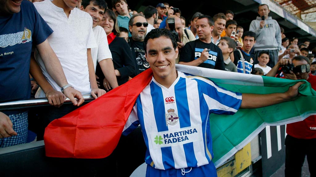 Omar Bravo

En 2008 el delantero Rojiblanco emigró a España con miras al Deportivo la Coruña pero tuvo poca suerte, apenas 20 partidos y tres goles, aunque fue parte del equipo que ganó la Copa Intertoto de la UEFA.
