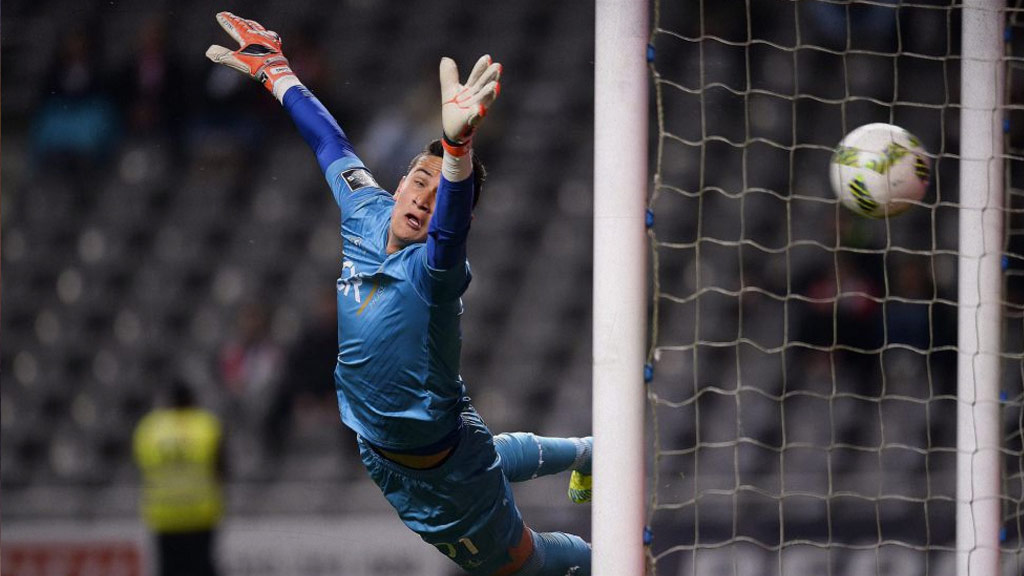 Raúl Gudiño

En 2014 dejó Chivas para sumarse a las inferiores del FC Porto, aunque no fue requerido en el primer equipo con Iker Casillas por delantero, jugó con el União da Madeira y el APOEL de Nicosia, equipo con el que logró debutar en la UEFA Champions League, ganó la Primera División de Chipre y poco más en su paso europeo.  