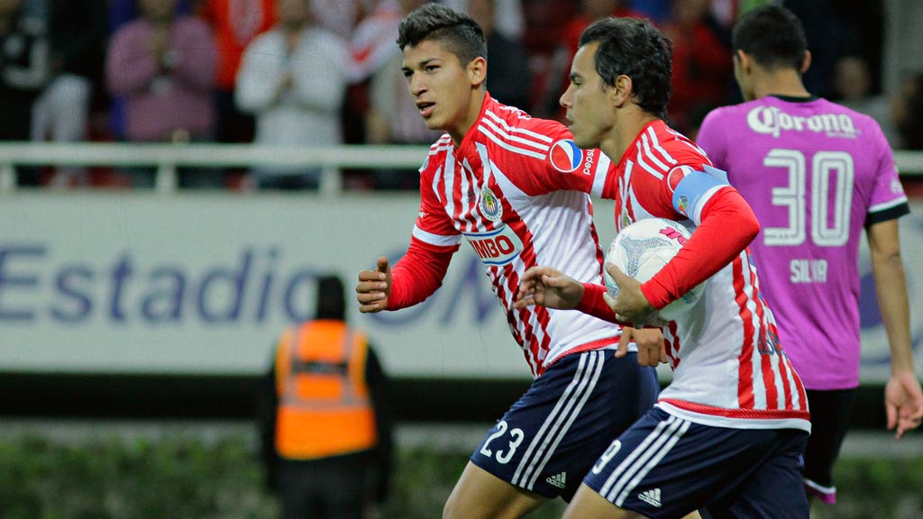 Ángel Zaldívar junto a Omar Bravo en un partido de Chivas