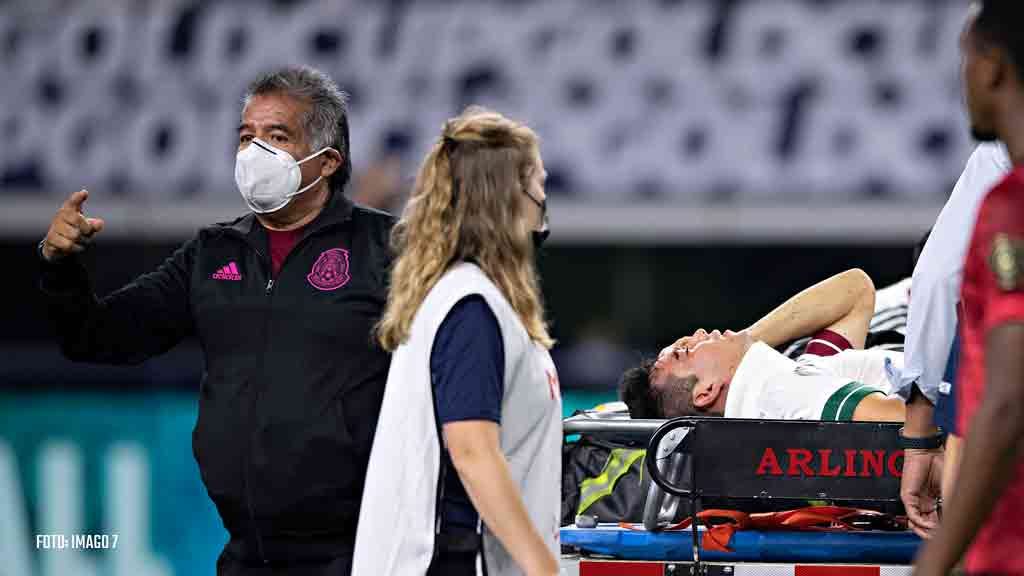 Chucky Lozano sufre aparatoso golpe en la cabeza durante debut de México en Copa Oro 2021