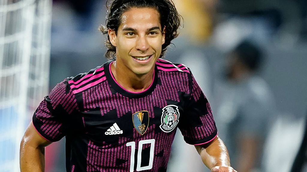 Diego Laínez con la selección mexicana
