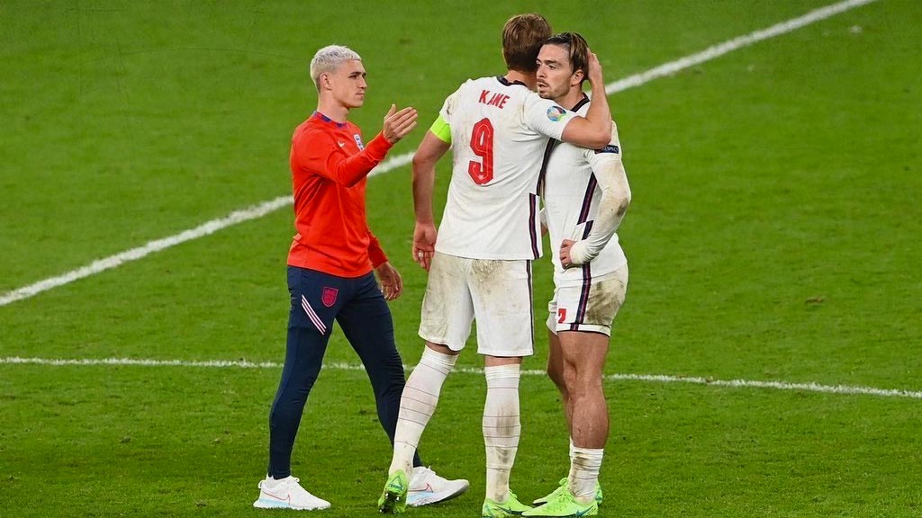 Harry Kane consuela a Jack Grealish luego de perder la final de la Euro 2020