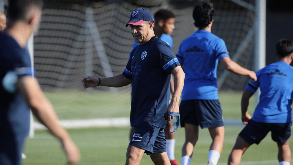 Ignacio Ambriz en su primer entrenamiento con el Huesca