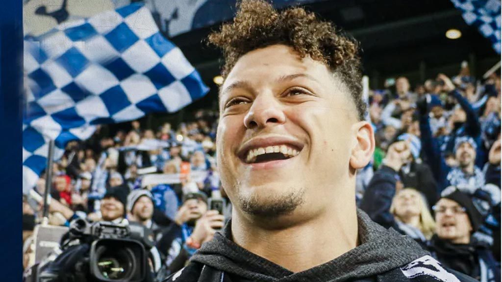 Patrick Mahomes se une como copropietario del Sporting Kansas City de Alan Pulido