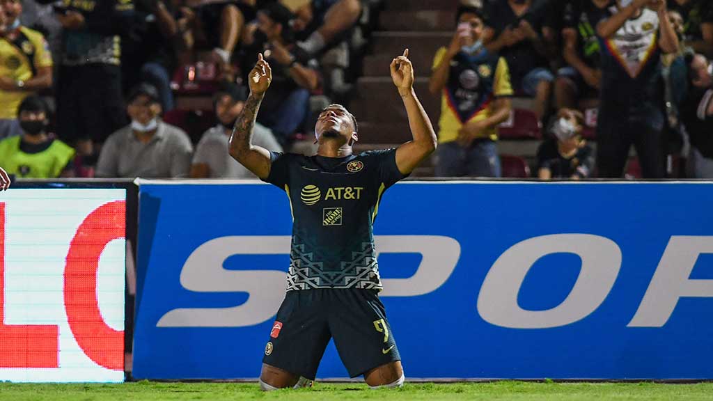 Roger Martínez en la celebración del empate parcial ante Bravos (Imago 7)