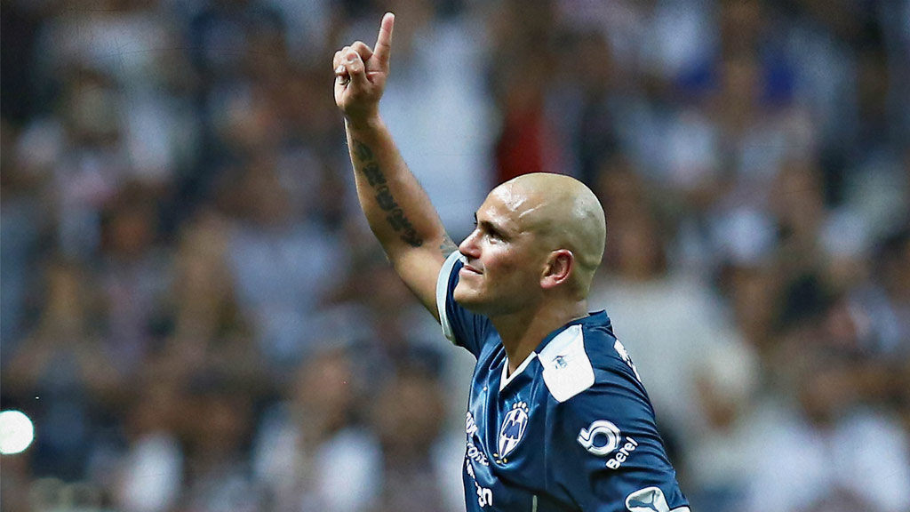 Chupete Suazo, el delantero de los 5 millones de dólares en su carrera