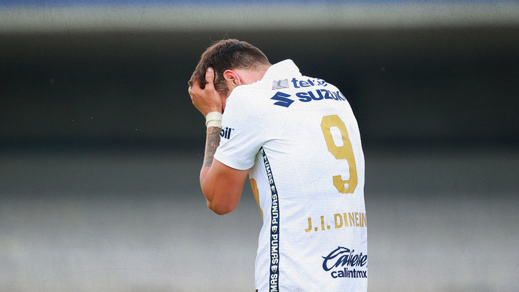 Juan Ignacio Dinenno batalla con la maldición del '9' en Pumas