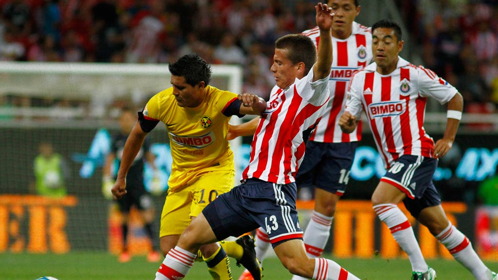 Rubén 'Oso' González defendiendo la camiseta de Chivas