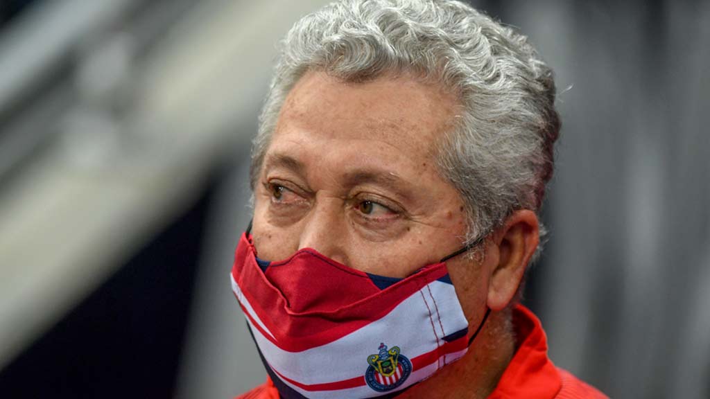 vucetich-dt-chivas-durante-el-duelo-ante-rayados