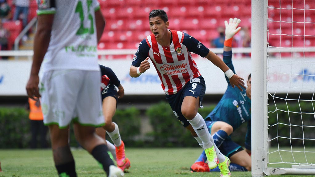 Ángel Zaldivar renueva contrato con Chivas hasta 2024