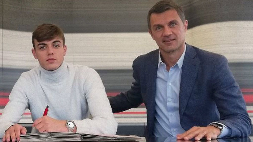 Paolo Maldini fue el encargado de firmar a su hijo Daniel con el AC Milan 