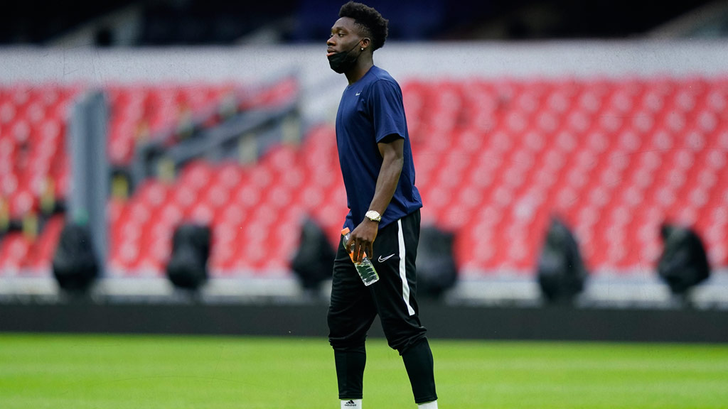 Alphonso Davies haciendo el reconocimiento a la cancha del Estadio Azteca