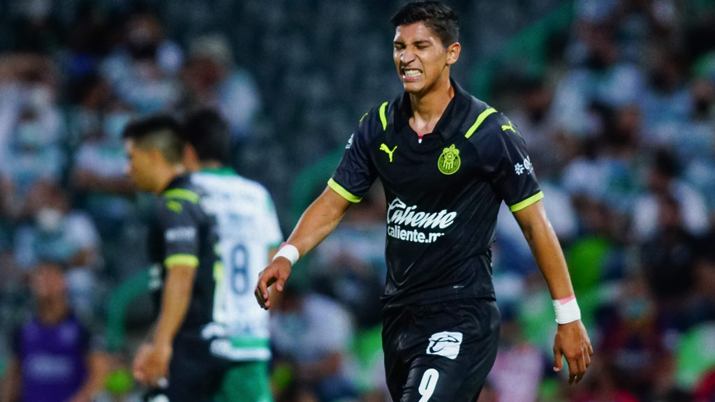 Ángel Zaldívar no ha podido cargar con los goles en Chivas