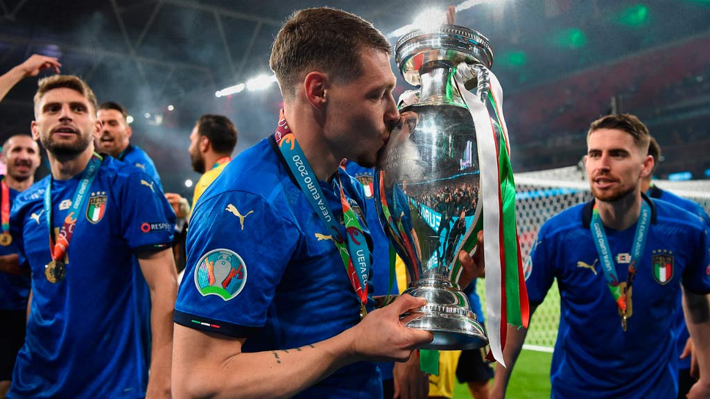 Andrea Belotti levantando y besando la Eurocopa con la Selección de Italia