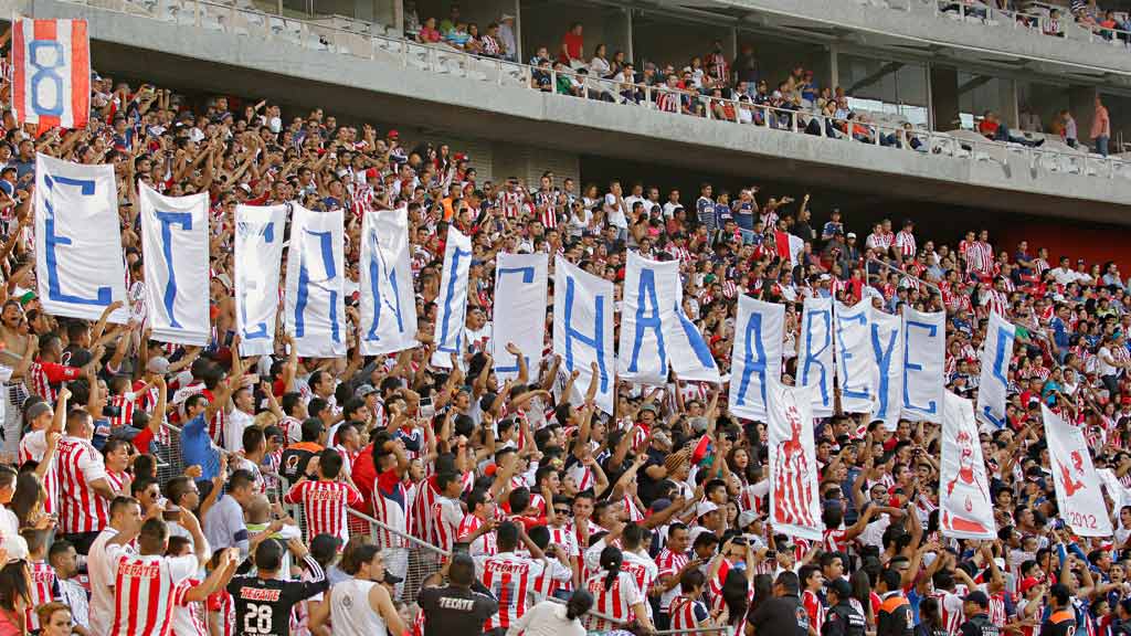 Afición de Chivas haciendo homenaje a Salvador Reyes