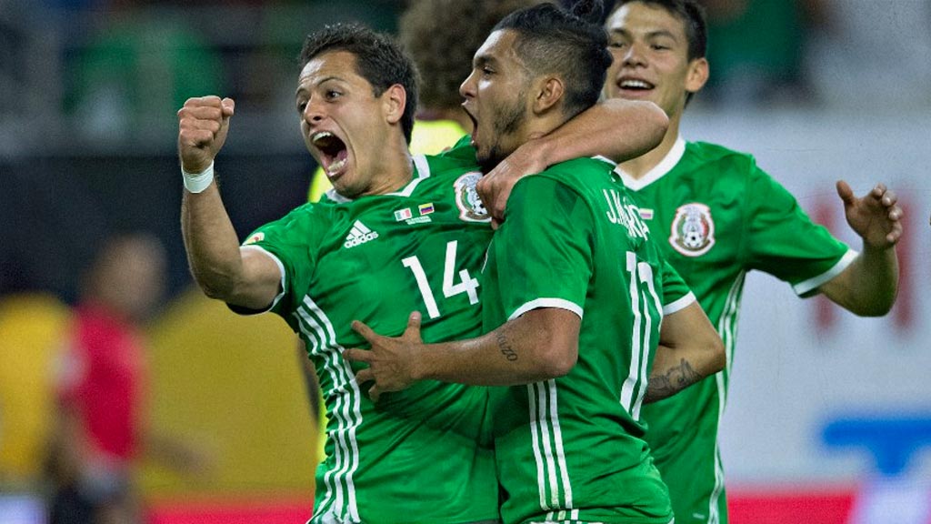 Chicharito y Tecatito Corona durante un partido con la Selección Mexicana 
