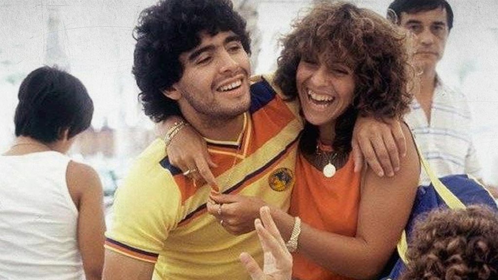 Diego Armando Maradona usando la camiseta de las Águilas del América