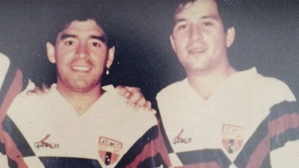 Diego Armando Maradona posando junto a Javier Alarcón con la camiseta de los Potros del Atlante