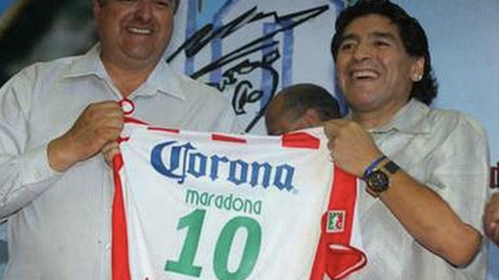 Aquí se puede ver a Maradona presentando la camiseta de los Rayos del Necaxa