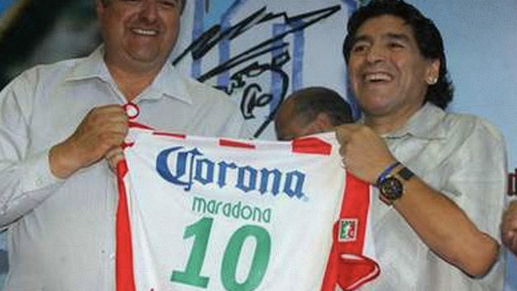 Aquí se puede ver a Maradona presentando la camiseta de los Rayos del Necaxa