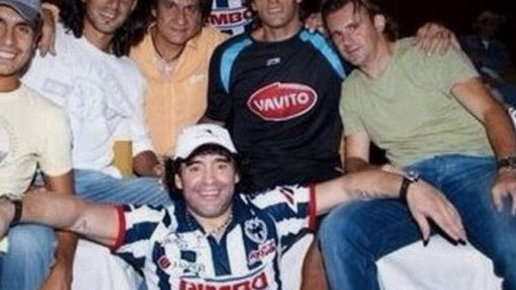 Diego junto a varios amigos y portando la camiseta de los Rayados de Monterrey