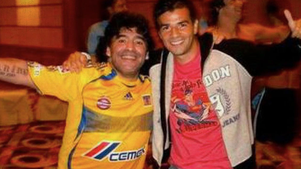 Diego Maradona junto al famoso 'Chamagol' con la camiseta de los Tigres UANL
