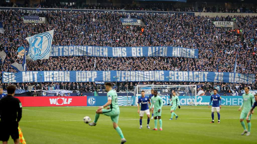 Fanáticos del Schalke 04 muestran una pancarta oponiéndose al patrocinador financiero del Hoffenheim, Dietmar Hopp, y a la Asociación Alemana de Futbol