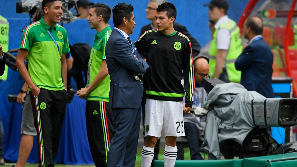 Jorge Campos junto a Hirving 'Chucky' Lozano con la Selección Mexicana