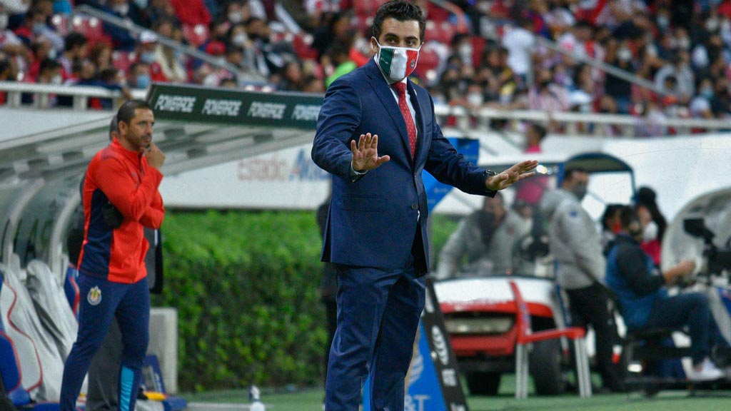 Marcelo Michel Leaño tiene posibilidades de quedarse con el puesto de DT en Chivas