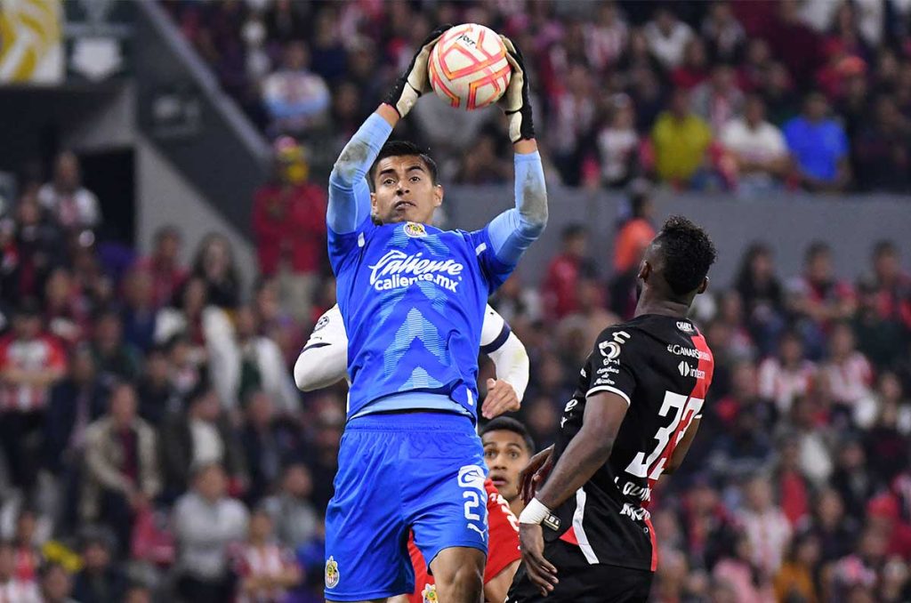 Quién es Raúl 'Tala' Rangel, el portero que pelearía por un lugar en el primer equipo de Chivas