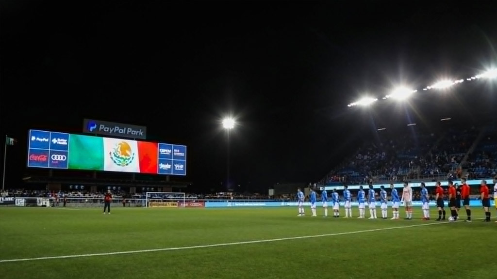 violencia-en-el-san-jose-earthquakes-vs-cruz-azul-un-aficionado-de-la-maquina-entro-a-la-cancha-y-golpeo-al-rival