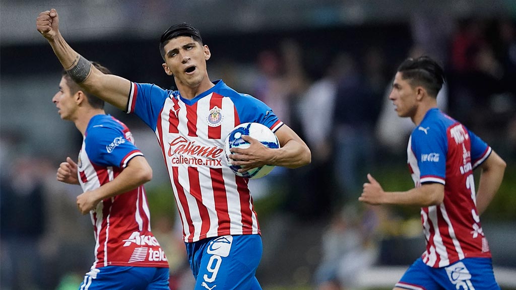 Alan Pulido tiene un conflicto legal con Chivas
