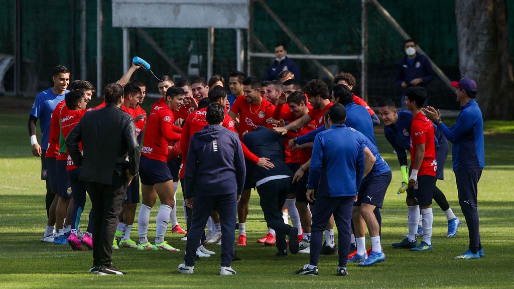 Ricardo Peláez, felicitado por su renovación de contrato con Chivas