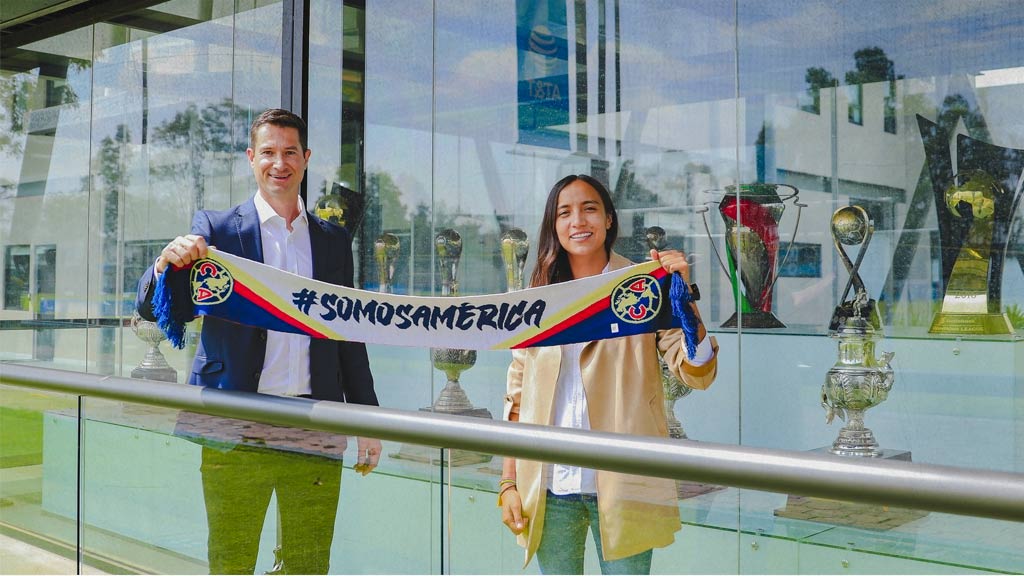 Craig Harrington junto a Claudia Carrión, directora deportiva de América Femenil