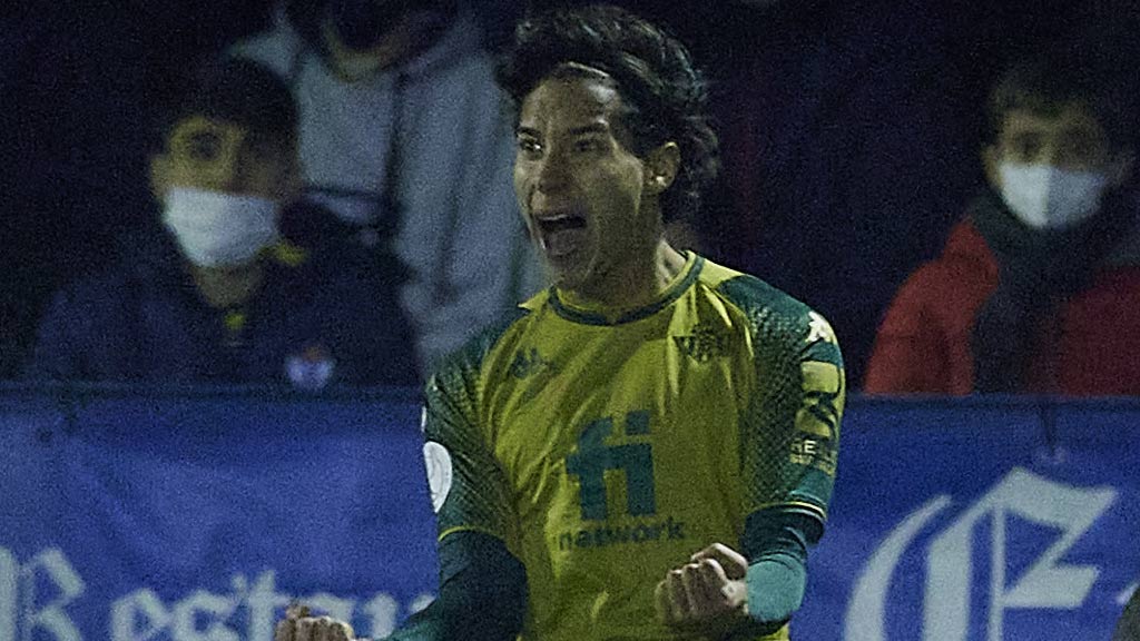Diego Lainez empuja por ganarse un lugar en Real Betis