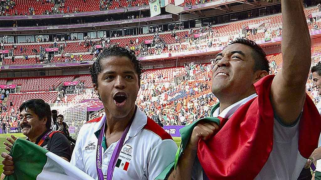 Giovani Dos Santos y Marco Fabián, durante la celebración en Londres 2012