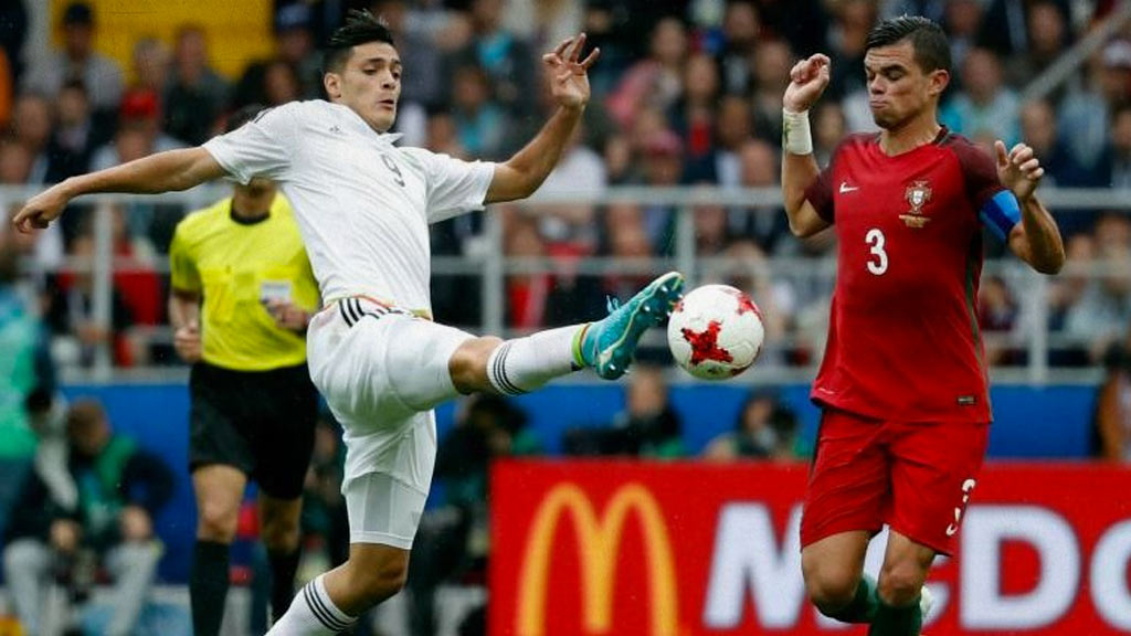 Raúl Jiménez se fue expulsado por primera vez en la Copa Confederaciones vs Portugal